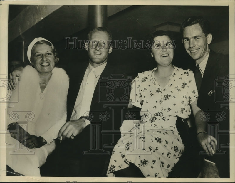 Load image into Gallery viewer, 1967 Press Photo Detroit Tigers Goose Goslin &amp; others at Miami night spot
