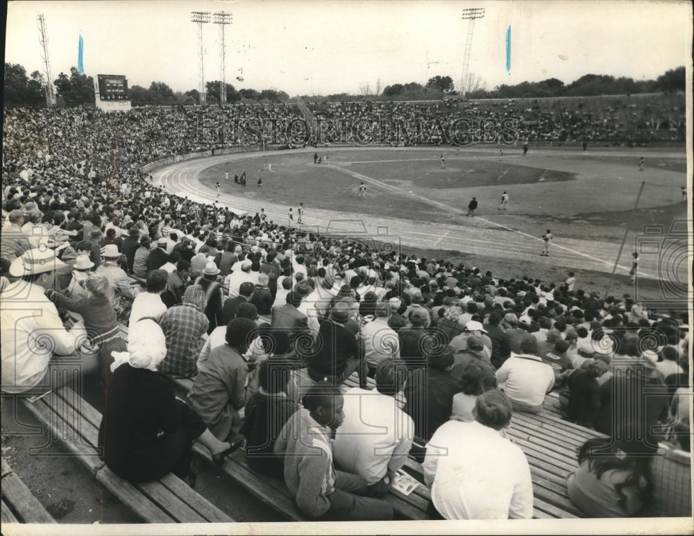 1971 Press Photo Fans watch baseball game at Tad Gormley Stadium. - nox21289