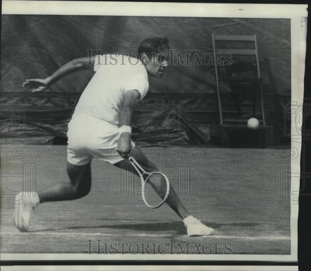 1968 Press Photo Pancho Gonzales backhands shot at US Open Tennis Championships- Historic Images