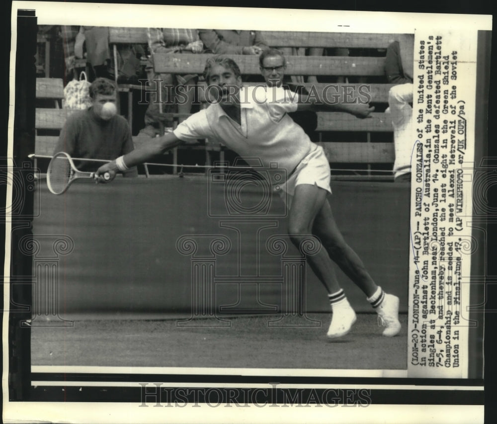 1972 Press Photo London-Pancho Gonzales, USA in action against John Bartlett, AU- Historic Images