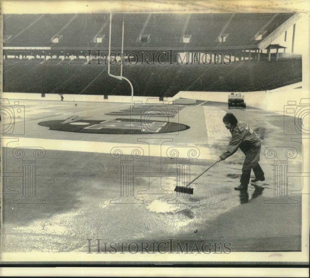 1974 Press Photo Super Bowl ground maintenance sweeps water from field