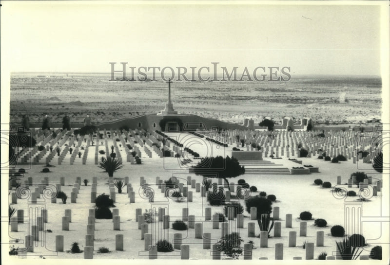 Load image into Gallery viewer, 1991 Press Photo Commonwealth Cemetery at El-Alamein, Egypt, 7,970 fallen buried

