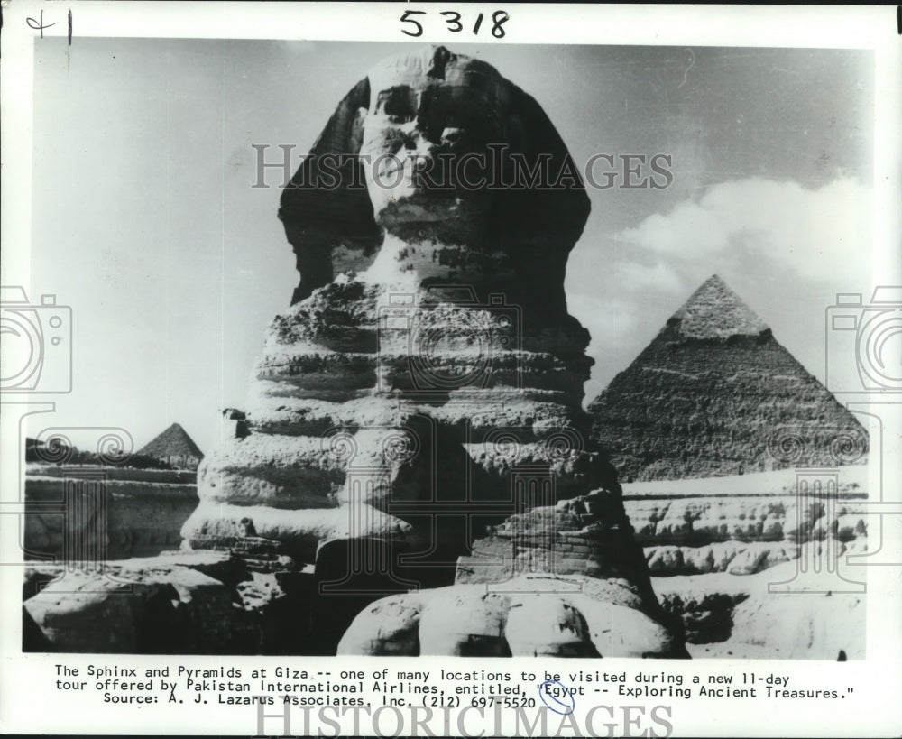 Press Photo The Sphinx and Pyramids at Giza, Egypt tourist attraction