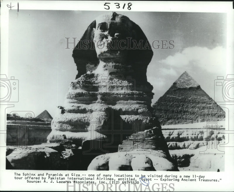 Load image into Gallery viewer, Press Photo The Sphinx and Pyramids at Giza, Egypt tourist attraction
