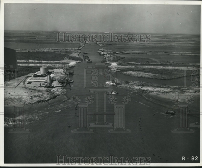 Load image into Gallery viewer, 1960 Press Photo Dredge cut from Lake Washington Field at Gulf of Mexico
