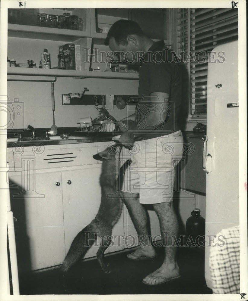 1959 Press Photo "What's cooking?" Mike asks master, Harold Applewhite
