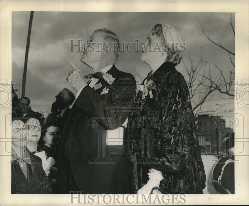 Load image into Gallery viewer, 1954 Press Photo Edward A. Fowler &amp; Mrs. A.D. Carpenter at event - nox21431
