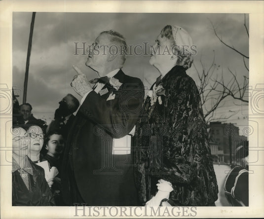 1954 Press Photo Edward A. Fowler & Mrs. A.D. Carpenter at event - nox21431