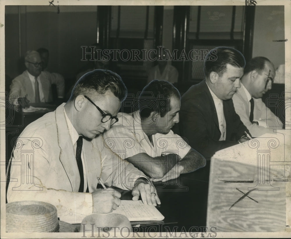 1953 Press Photo Joseph di Vincenti with attorneys Fox &amp; Maxwell in court