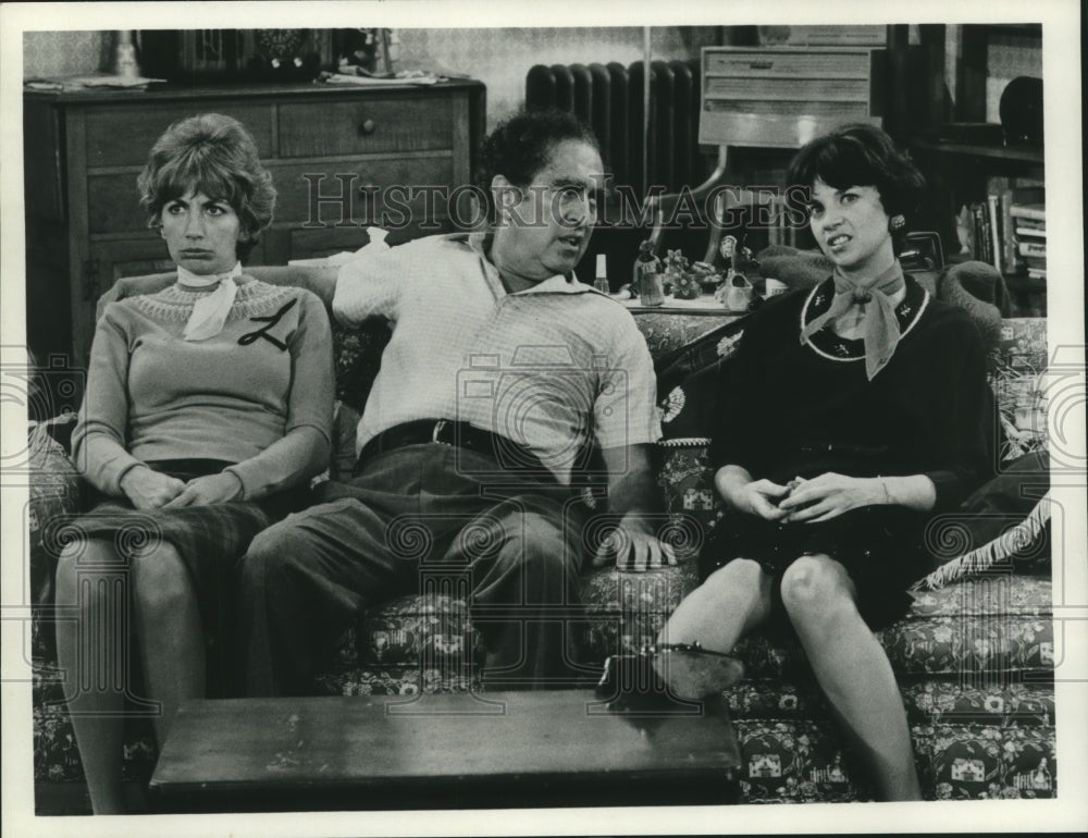 1977 Press Photo Phil Foster in &quot;Laverne &amp; Shirley&quot; on ABC-TV - nox21477- Historic Images