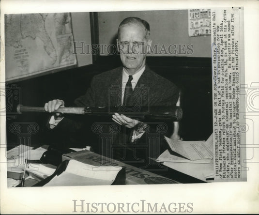 1957 Press Photo George Sisler, Hall of Fame first baseman, gets feel for bat