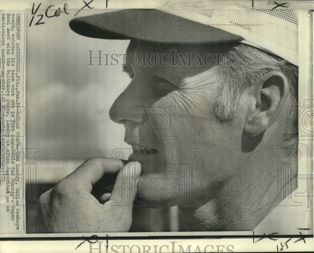 1971 Press Photo Dallas Cowboys coach Tom Landry watches team practice- Historic Images