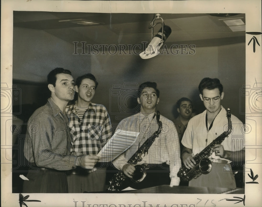 1947 Press Photo Chuck Foster (left) takes a chorus of &quot;Cousin Louella.&quot;