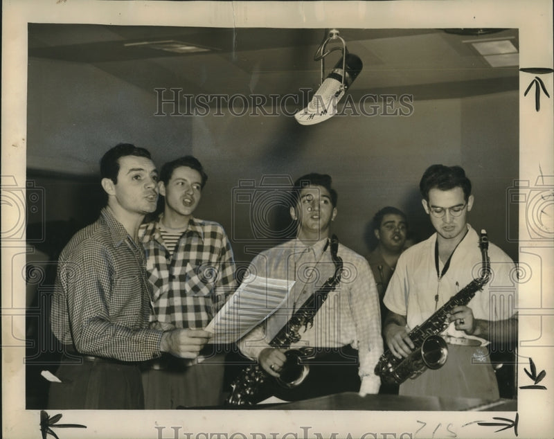 Load image into Gallery viewer, 1947 Press Photo Chuck Foster (left) takes a chorus of "Cousin Louella."
