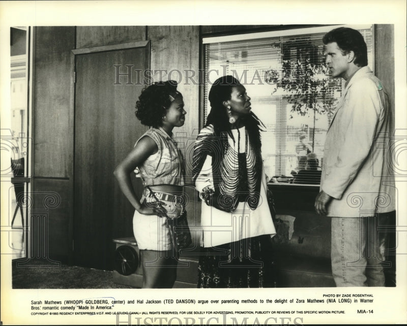 Load image into Gallery viewer, 1993 Press Photo Whoopie Goldberg &amp; cast of Warner Bros. "Made In America."
