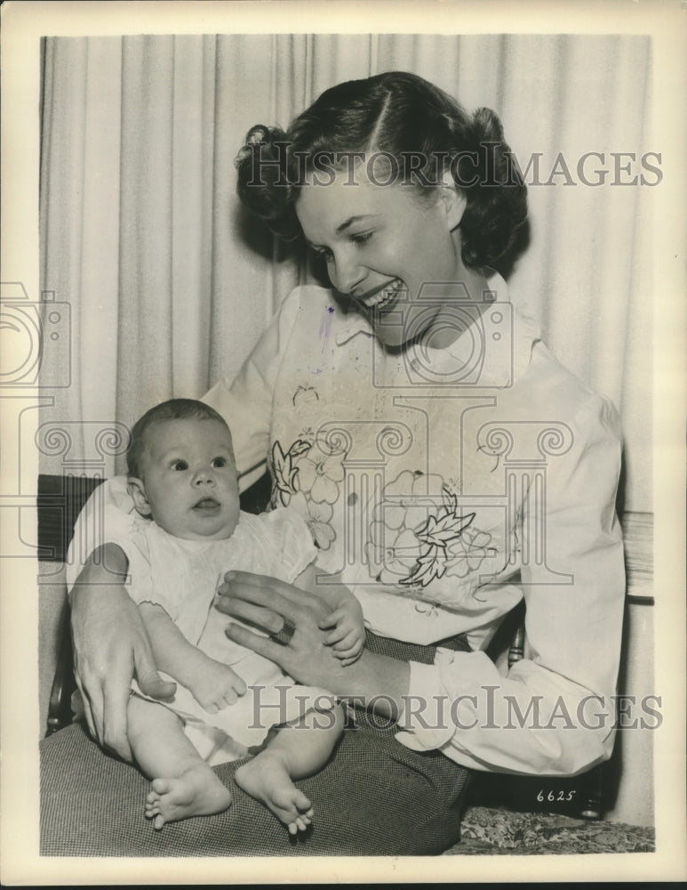 Load image into Gallery viewer, 1951 Press Photo MGM actress Jean Hagen with her daughter - nox21669

