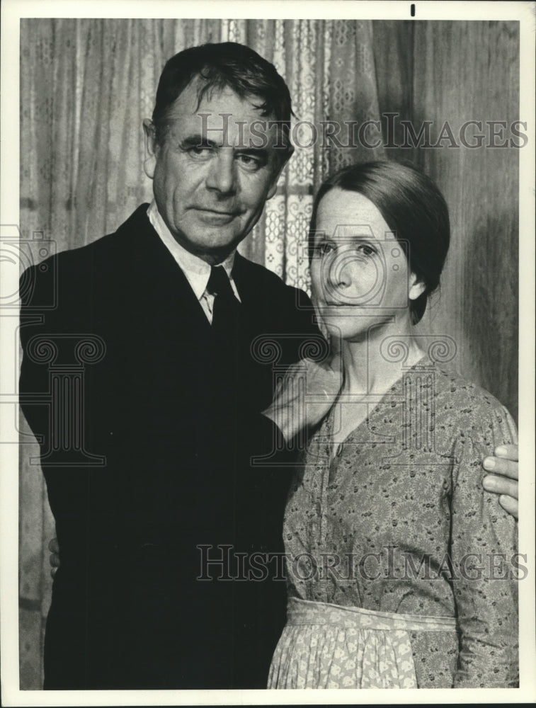 1976 Press Photo Glenn Ford and Julie Harris star in "Holvak" - nox21711
