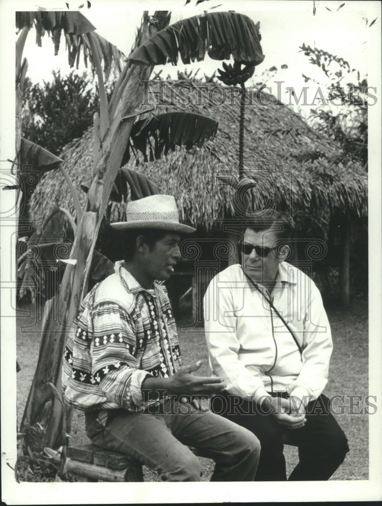 1971 Press Photo Arthur Godfrey, actor, with unidentified man - nox21738