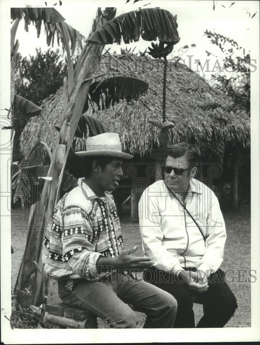 1971 Press Photo Arthur Godfrey, actor, with unidentified man - nox21738