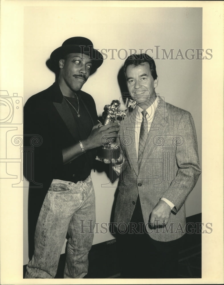 Load image into Gallery viewer, 1988 Press Photo Arsenio Hall and Dick Clark at MTV Awards - nox21761
