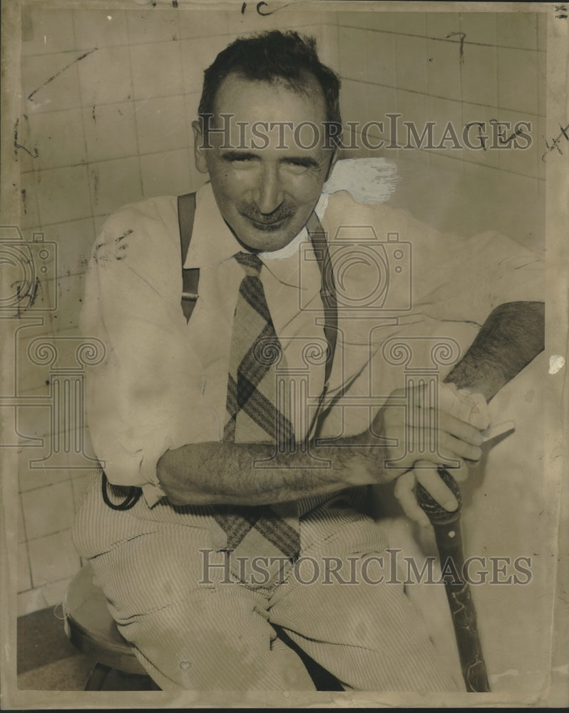 1950 Press Photo Dr. J. N. Goivanioch with bandaged finger. - nox21766