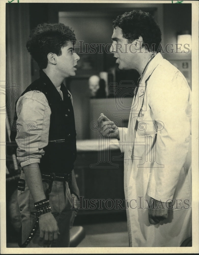 1984 Press Photo Jonathan Silverman & Elliott Gould star in CBS" "E/R."