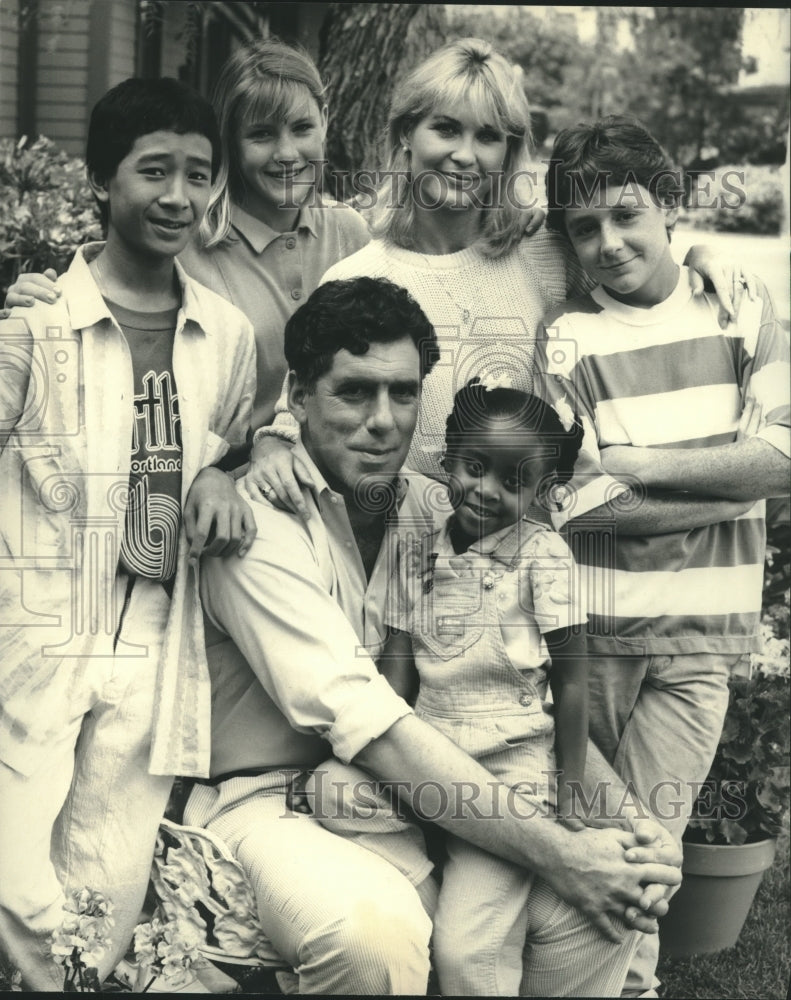 1986 Press Photo Elliott Gould and cast of CBS' "Together We Stand." - nox21823