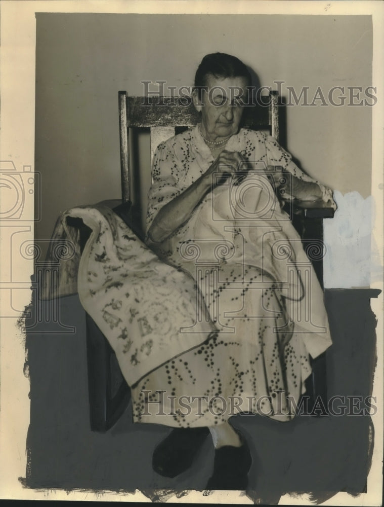 1941 Press Photo Salina George celebrates 88th birthday by giving to others