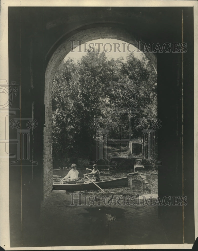 1972 Press Photo Boaters row past Fort Macomb - nox21887