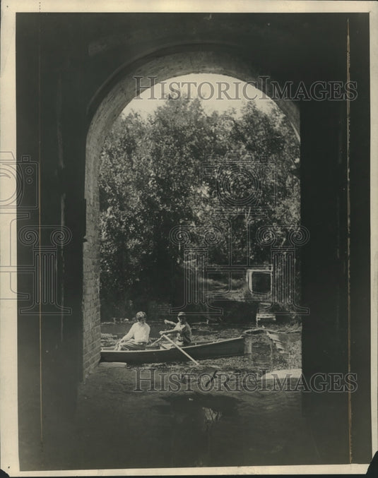 1972 Press Photo Boaters row past Fort Macomb - nox21887