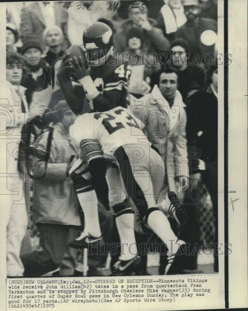 1975 Press Photo Vikings Gilliam (42) stopped by Steelers (23) in Super Bowl