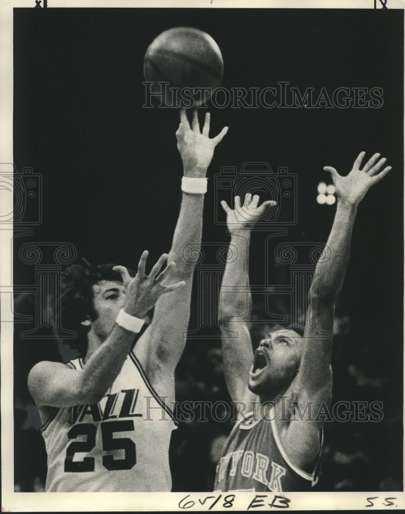 1978 Press Photo Gail Goodrich (25) goes for 2 over Cleamons - nox21958- Historic Images