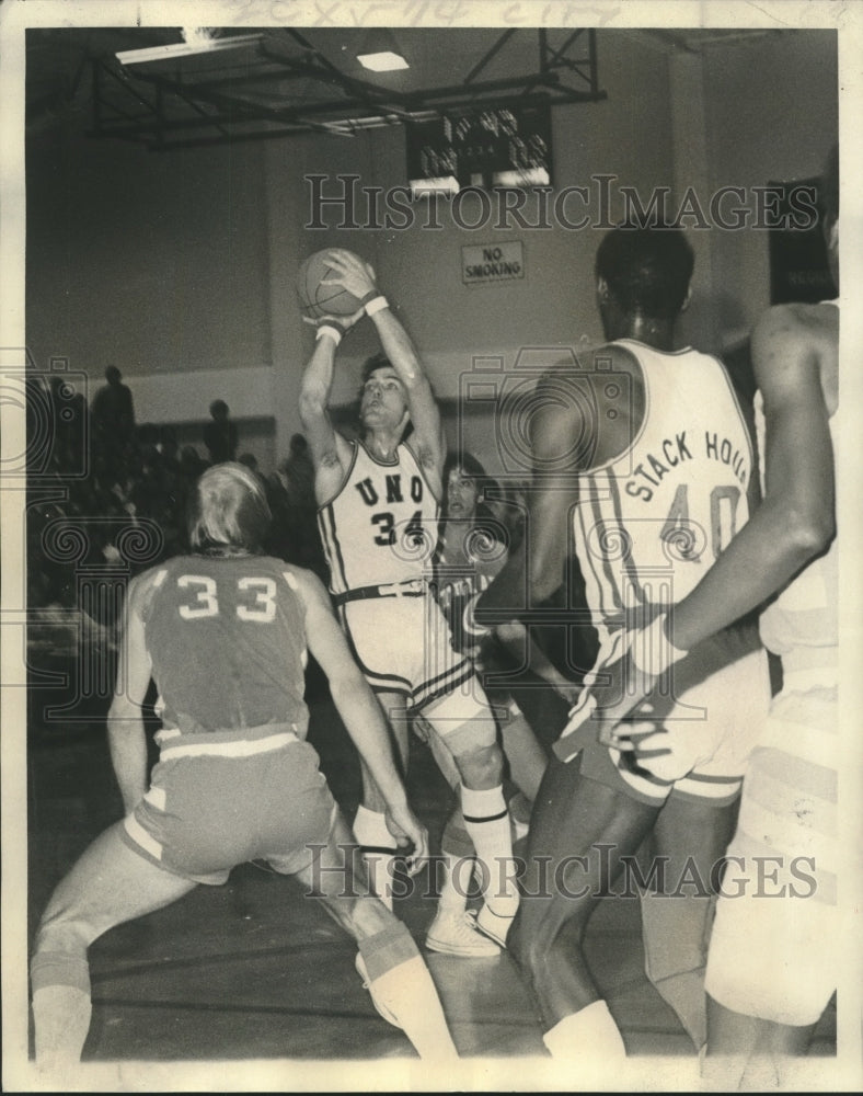 Load image into Gallery viewer, 1974 Press Photo Terry Gill (34) of New Orleans Privateers leaps for basket

