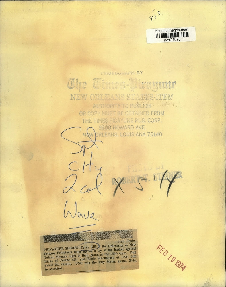 1974 Press Photo Terry Gill (34) of New Orleans Privateers leaps for basket