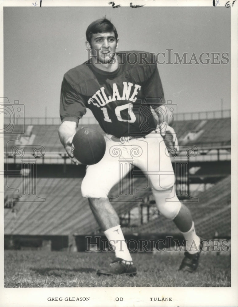 Load image into Gallery viewer, 1970 Press Photo Greg Gleason (10), quarterback for Tulane University

