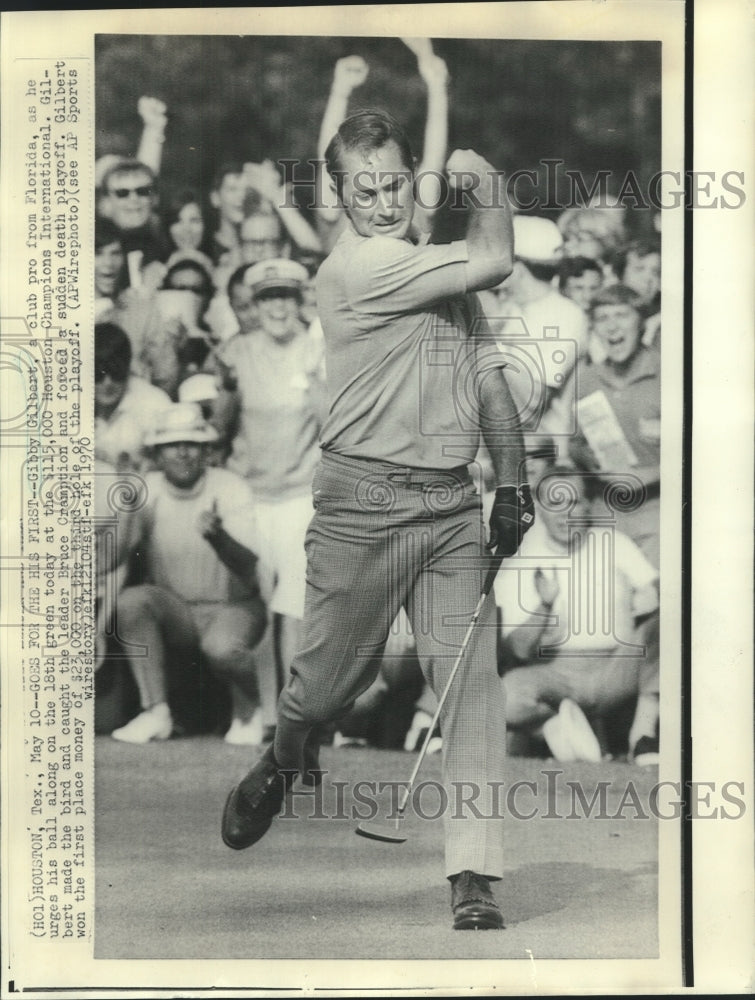 Load image into Gallery viewer, 1970 Press Photo Gibby Gilbert urges his ball at Houston Champions 18th green
