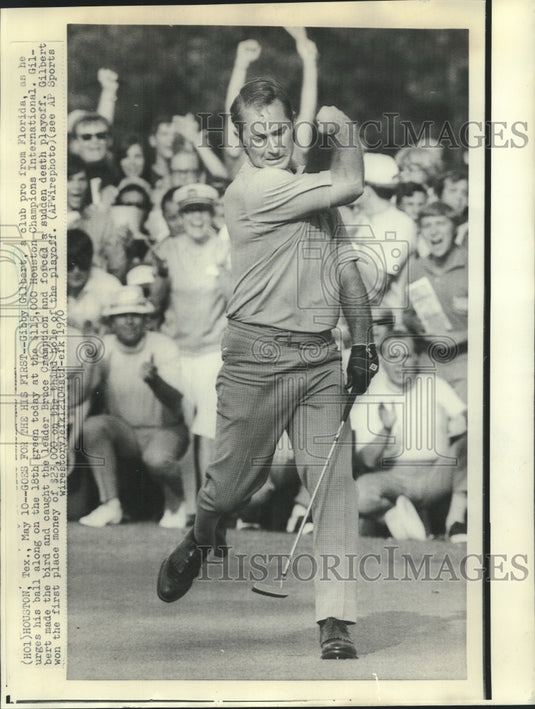 1970 Press Photo Gibby Gilbert urges his ball at Houston Champions 18th green