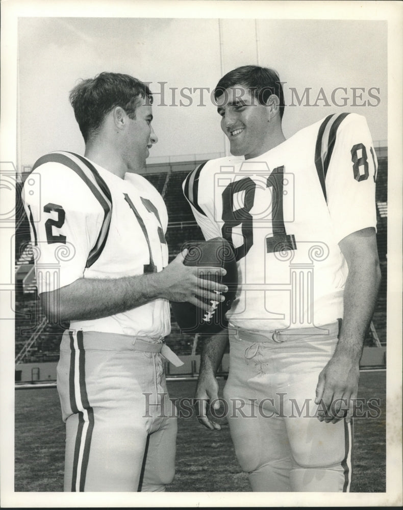 Load image into Gallery viewer, 1968 Press Photo Jimmy Gilbert and Bob Hamlett football players - nox21989
