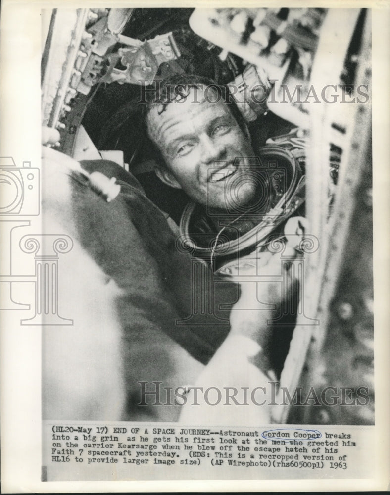 1963 Press Photo Astronaut Gordon Cooper as he grins at Kearsarge crewmen