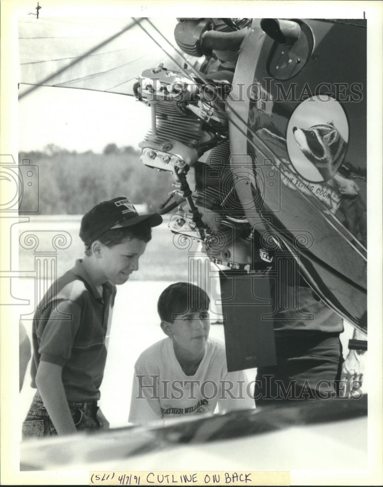 1991 Press Photo David &amp; Jacques read plaque of 1940 Boeing World War II trainer