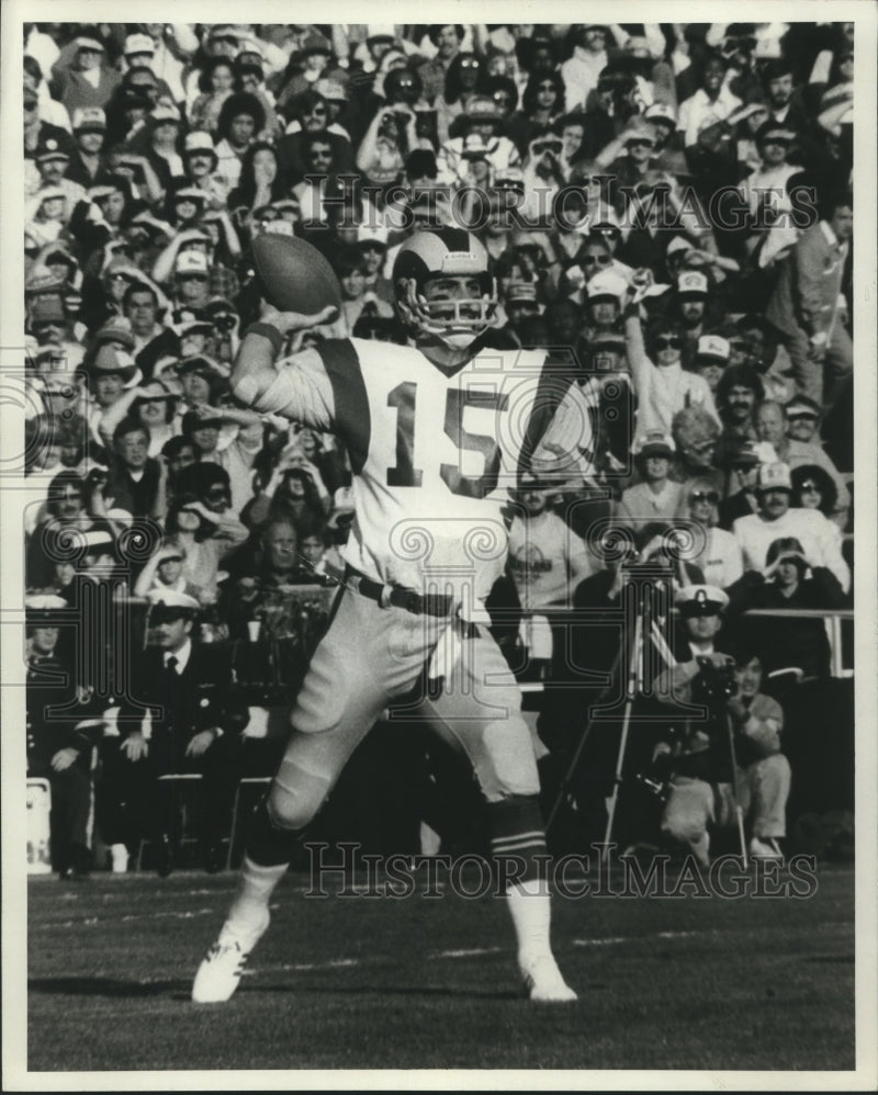 Load image into Gallery viewer, 1980 Press Photo Vince Ferragano (15) quarterback for The Los Angeles Rams
