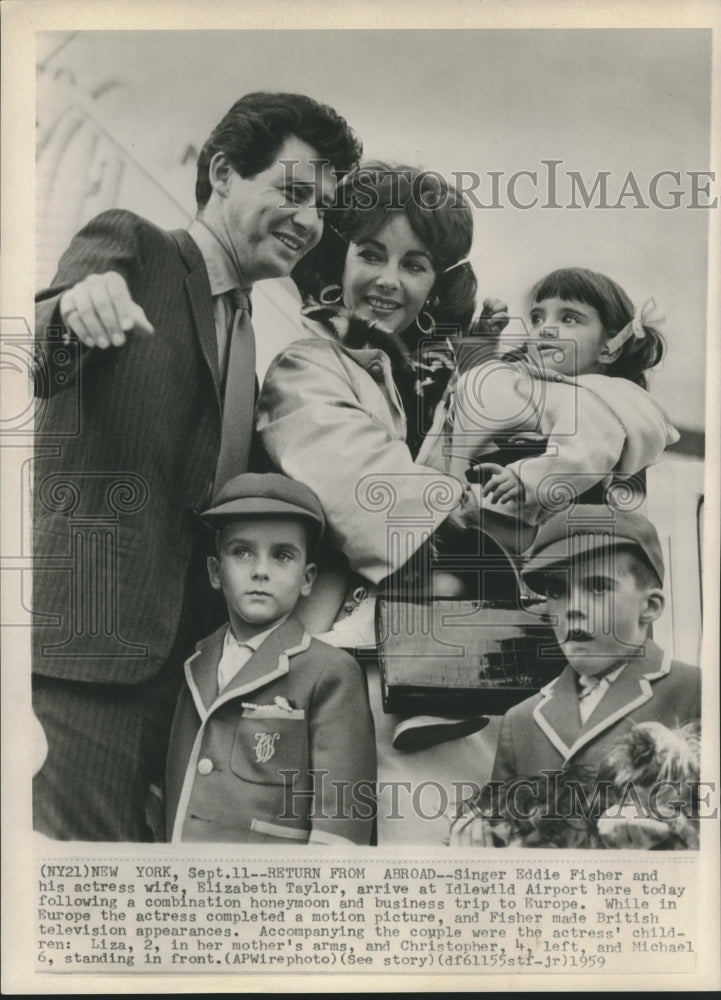 1959 Press Photo Eddie Fisher &amp; Elizabeth Taylor &amp; children arrive in New York.- Historic Images