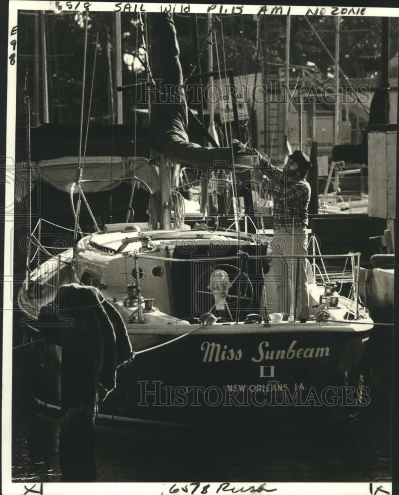 1981 Press Photo Captain Ron Ferraro aboard 'Miss Sunbeam' at New Orleans harbor