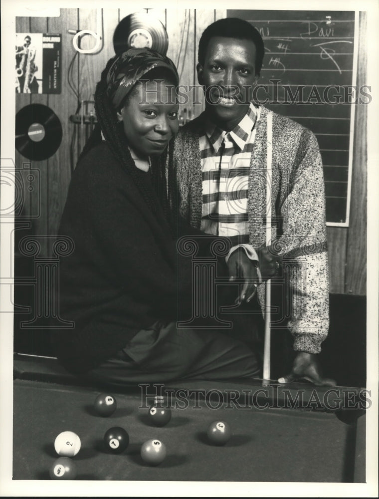 Load image into Gallery viewer, 1990 Press Photo Whoopi Goldberg &amp; Dorian Harewood star in CBS' "Kiss Shot."
