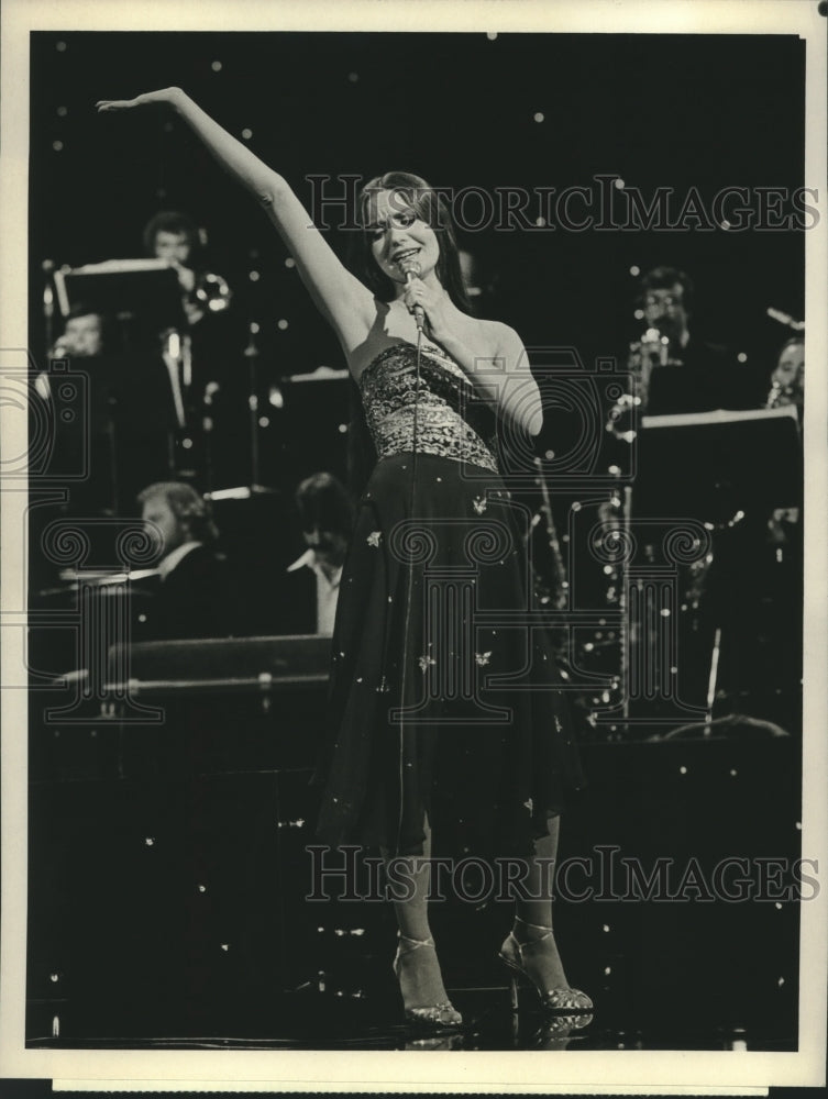 Load image into Gallery viewer, 1979 Press Photo Crystal Gayle, "The Crystal Gayle Special" - nox22280
