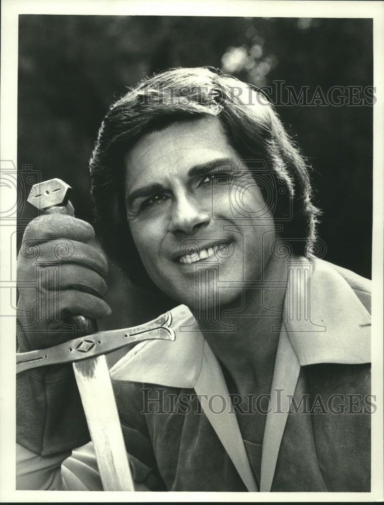 Load image into Gallery viewer, 1975 Press Photo Dick Gautier, holding his sword, "When Things Were Rotten"
