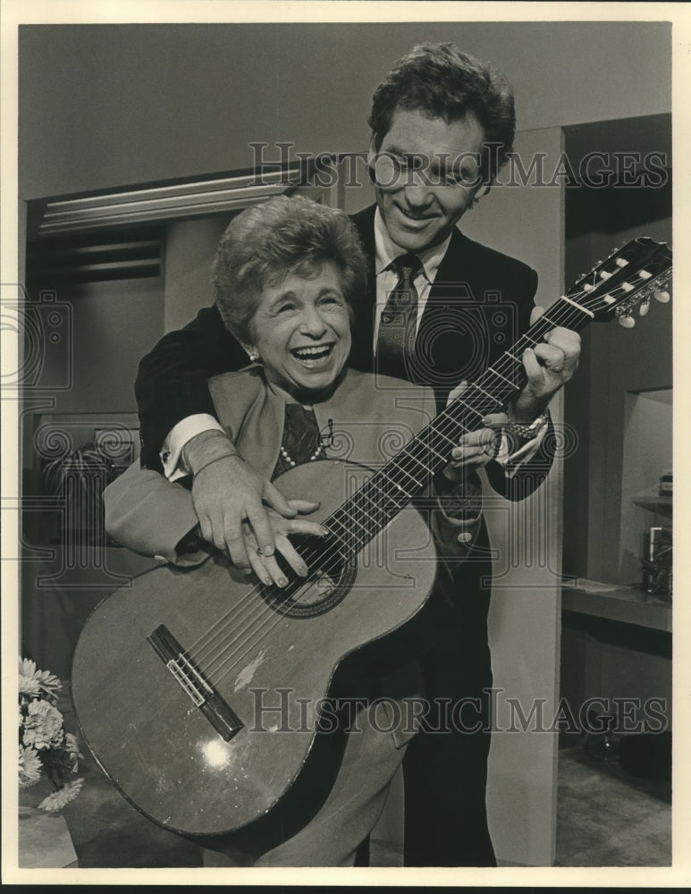 1987 Press Photo Singer Larry Gatlin gives Dr. Ruth Westheimer a guitar lesson