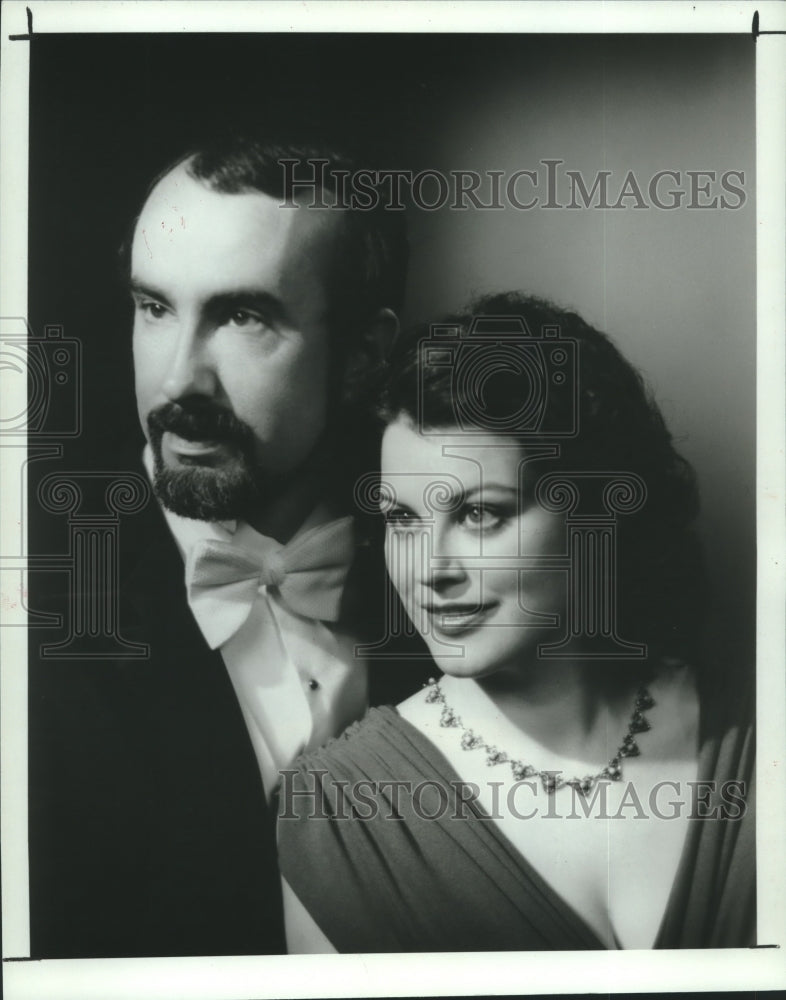 Load image into Gallery viewer, 1984 Press Photo Soprano Ellen Frohnmayer and baritone Philip Frohnmayer
