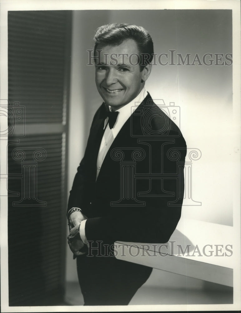 1968 Press Photo John Gary on "The Carol Burnett Show" on CBS Television Network