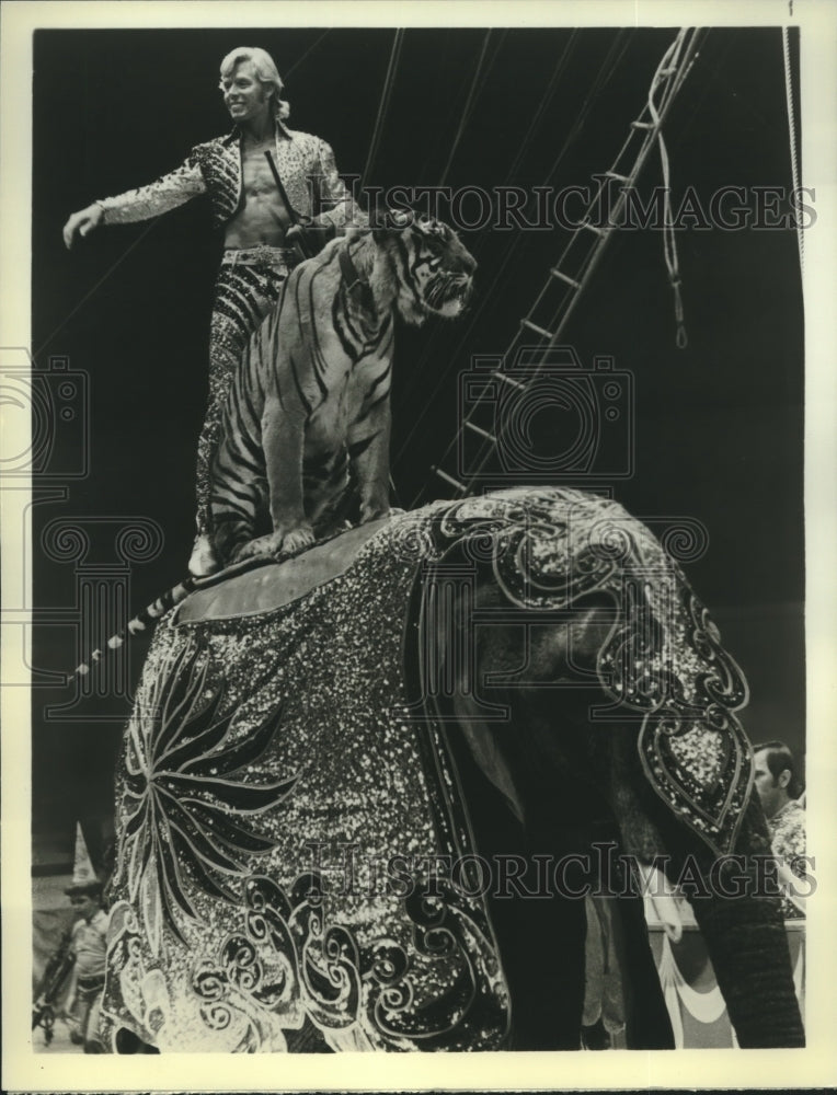 1979 Press Photo Circus superstar Gunter Gebel-Williams on Tiger on Elephant